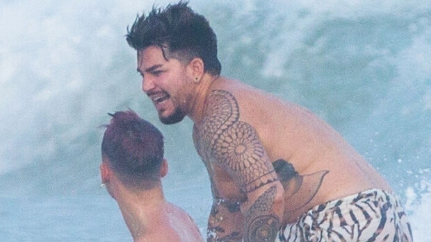 Adam Lambertilla uusi rakas! Pyöristynyt poppari suuteli rannalla intohimoisesti komeaa kultaansa - paljastavat paparazzikuvat! Adam Lambert