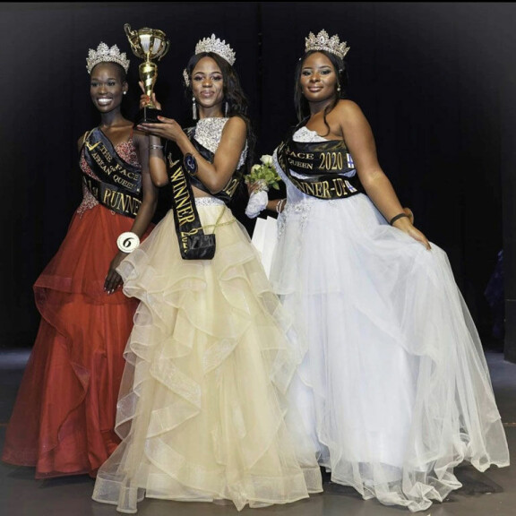 Face of African Queen voittaja Aja Daffeh poseeraa perintöprinsessojensa keskellä. Vasemmalla puolella Monica tor ja oikealla Clemence Habiyakare. Face of African Queen 2020