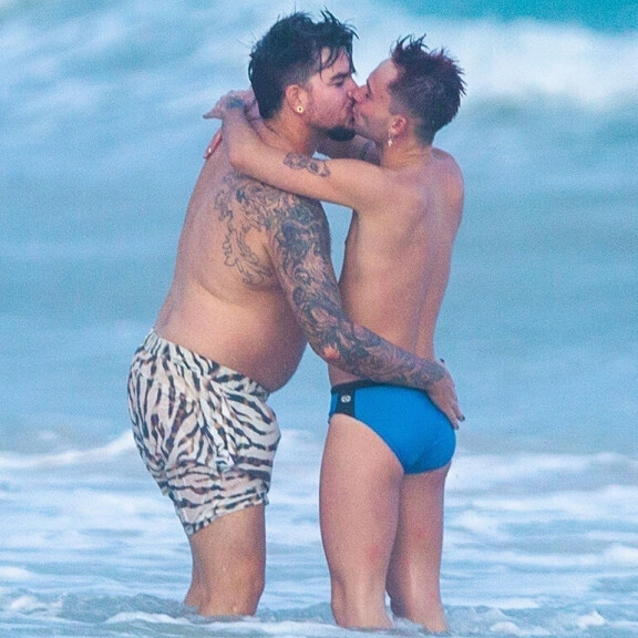 Adam Lambertilla uusi rakas! Pyöristynyt poppari suuteli rannalla intohimoisesti komeaa kultaansa - paljastavat paparazzikuvat! Adam Lambert
