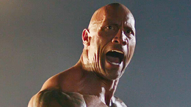 Hikinen järkäle! Dwayne Johnson pullistelee paidattomana - katso kuuma kuva! dwayne huutaa