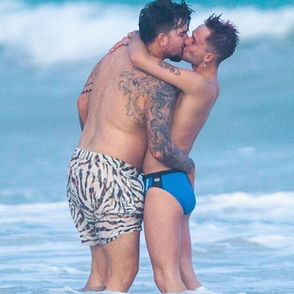 Adam Lambertilla uusi rakas! Pyöristynyt poppari suuteli rannalla intohimoisesti komeaa kultaansa - paljastavat paparazzikuvat! Adam Lambert