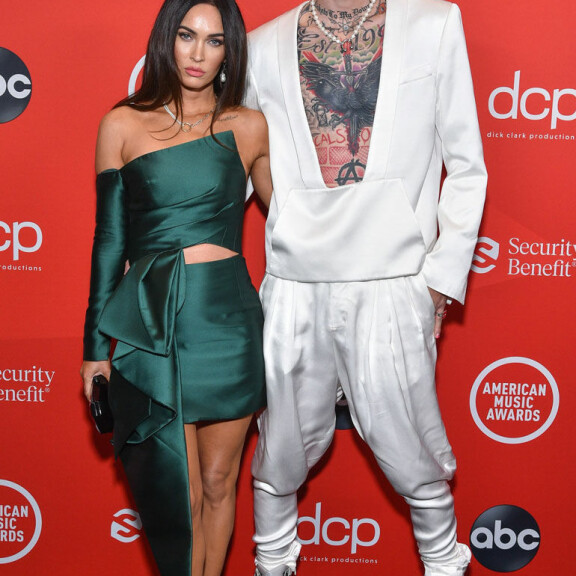 Pariskunnan pituusero näkyi selkeästi gaalan punaisella matolla. megan fox ja mgk