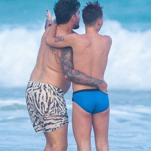 Adam Lambertilla uusi rakas! Pyöristynyt poppari suuteli rannalla intohimoisesti komeaa kultaansa - paljastavat paparazzikuvat! Adam Lambert