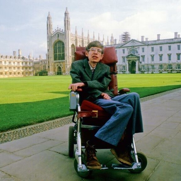 Kosmologi Stephen Hawking sairasti ALS:ää yli 50 vuotta. Taudin eteneminen pysähtyi ajoittain. Fyysikon pitkäikäisyyttä on pidetty ihmeenä. Kosmologi Stephen Hawking sairasti ALS:ää yli 50 vuotta. Taudin eteneminen pysähtyi ajoittain. Fyysikon pitkäikäisyyttä on pidetty ihmeenä.