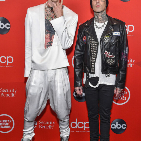 Muusikkojen tatuoinnit näkuivät pukeutumisesta huolimatta. mgk ja travis