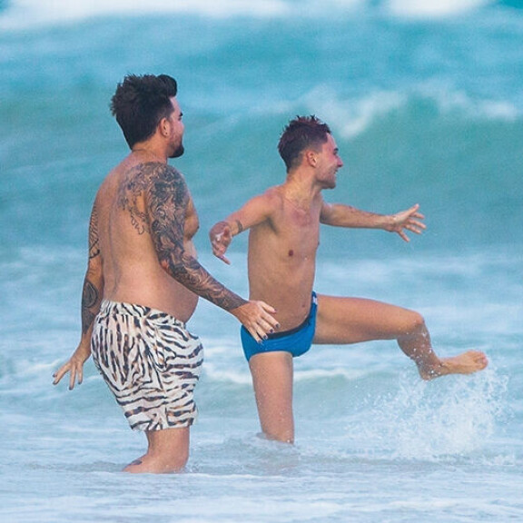 Adam Lambertilla uusi rakas! Pyöristynyt poppari suuteli rannalla intohimoisesti komeaa kultaansa - paljastavat paparazzikuvat! Adam Lambert