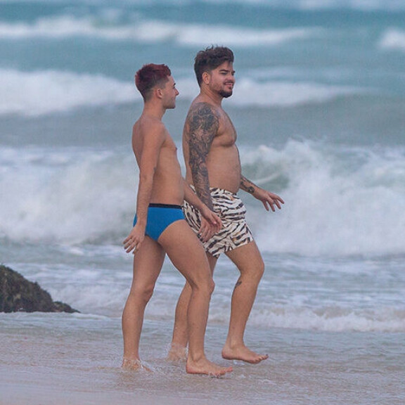 Adam Lambertilla uusi rakas! Pyöristynyt poppari suuteli rannalla intohimoisesti komeaa kultaansa - paljastavat paparazzikuvat! Adam Lambert