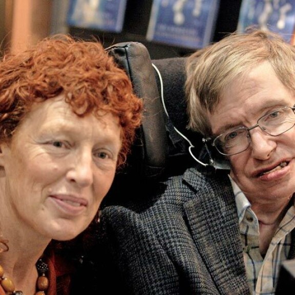 Vuonna 1995 Stephen jätti pitkäaikaisen vaimonsa Janen ja meni naimisiin hoitajansa Elaine Masonin (kuvassa) kanssa. Vuonna 1995 Stephen jätti pitkäaikaisen vaimonsa Janen ja meni naimisiin hoitajansa Elaine Masonin (kuvassa) kanssa.