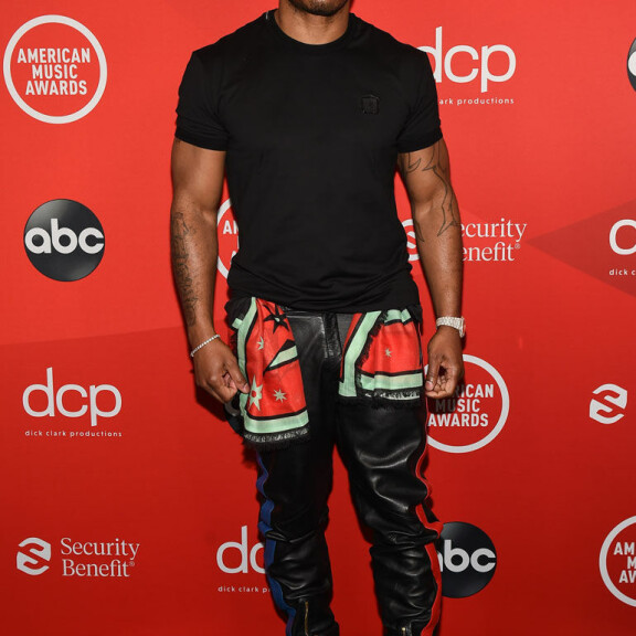 Kurkistusaukko suoraan rintoihin ja halkiota haaroväliin asti! Musiikkitähdet juhlivat rohkeissa asuissa: Jennifer Lopez ja Bebe Rexha hätkähdyttivät - katso kuvat! Nelly