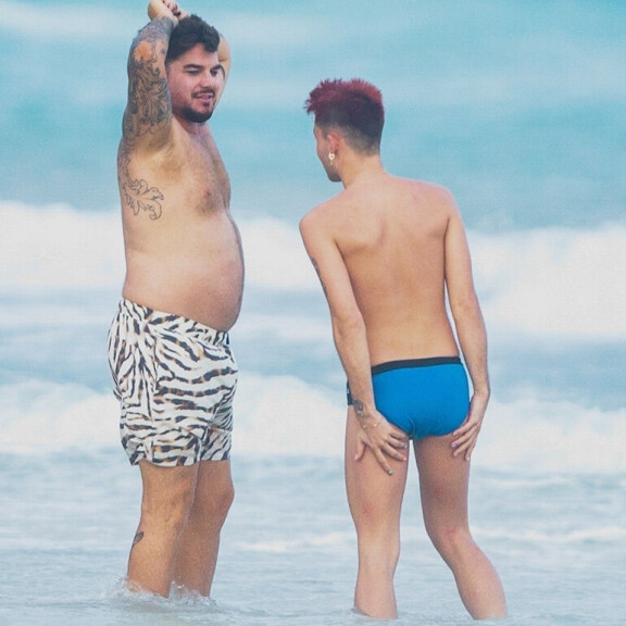 Adam Lambertilla uusi rakas! Pyöristynyt poppari suuteli rannalla intohimoisesti komeaa kultaansa - paljastavat paparazzikuvat! Adam Lambert