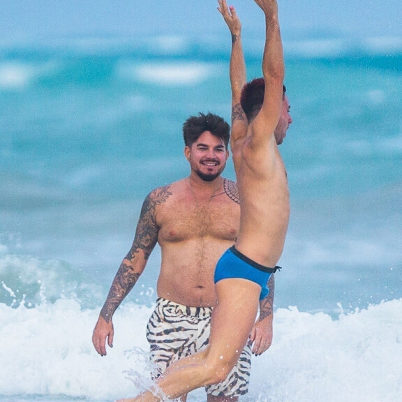 Adam Lambertilla uusi rakas! Pyöristynyt poppari suuteli rannalla intohimoisesti komeaa kultaansa - paljastavat paparazzikuvat! Adam Lambert