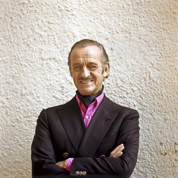 David Niven kävi peitenimen avulla sairaalassa muutamaa kuukautta ennen kuolemaansa. Palattuaan kesämökilleen Sveitsiin hänen kuntonsa heikkeni nopeasti. Näyttelijä ei kuitenkaan halunnut palata sairaalaan vaan kuoli kotonaan heinäkuussa 1983. David Niven kävi peitenimen avulla sairaalassa muutamaa kuukautta ennen kuolemaansa. Palattuaan kesämökilleen Sveitsiin hänen kuntonsa heikkeni nopeasti. Näyttelijä ei kuitenkaan halunnut palata sairaalaan vaan kuoli kotonaan heinäkuussa 1983.