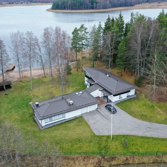 Tähän merenrantahuvilaan Tammisaaressa poliisi iski viime vuoden marraskuussa. Baltzarin kodista löydettiin hänen lisäkseen joukko oudosti pukeutuneita nuoria naisia. Tähän merenrantahuvilaan Tammisaaressa poliisi iski viime vuoden marraskuussa. Baltzarin kodista löydettiin hänen lisäkseen joukko oudosti pukeutuneita nuoria naisia.