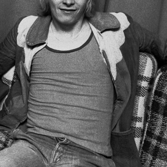 Laulaja Jonna Tervomaa on kertonut isänsä loppuvuosista. – ALS on suoraan sanottuna paskamainen, tappava tauti. Se muutti hänen elämässään kaiken. Vähitellen kaikesta toiminnasta tuli hänelle vaikeaa, Jonna kertoi Seurassa. Laulaja Jonna Tervomaa on kertonut isänsä loppuvuosista. – ALS on suoraan sanottuna paskamainen, tappava tauti. Se muutti hänen elämässään kaiken. Vähitellen kaikesta toiminnasta tuli hänelle vaikeaa, Jonna kertoi Seurassa.