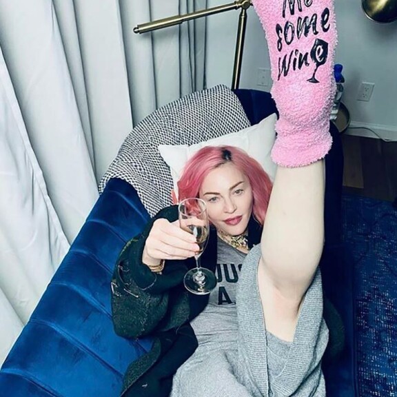 Madonna kohotteli sekä viinilasia että koipiaan seuratessaan maansa pressanvaalien ääntenlaskua. Madonna kohotteli sekä viinilasia että koipiaan seuratessaan maansa pressanvaalien ääntenlaskua.