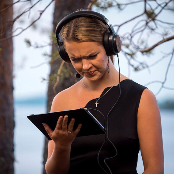 Amalia vaikuttaa hämmentyneeltä kuullessaan sinkkunaisten salaisen keskustelun Aarnesta. TIS