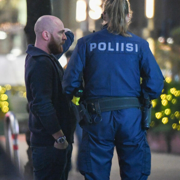 Poliisi jututti Onni Sarmastetta helsinkiläishotellin ulkopuolella maanantaina. Onni Sarmaste