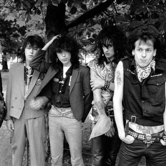 Hanoi Rocks syksyllä 1982, jolloin Oriental Beat ilmestyi. Kuvassa Mike Monroe (vas.), Nasty Suicide, Sam Yaffa, Razzle ja tietysti Andy McCoy. Hanoi Rocks syksyllä 1982, jolloin Oriental Beat ilmestyi. Kuvassa Mike Monroe (vas.), Nasty Suicide, Sam Yaffa, Razzle ja tietysti Andy McCoy.