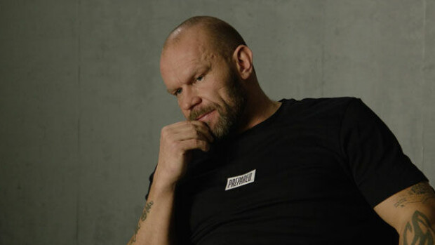 Näin karulta näyttää Jere Karalahden elämästä kertova elokuva - tylyä tekstiä ex-kiekkotähdestä: 'Nashvillen 45 päivästä Jere oli 40 päivää kännissä!' Katso video Karalahti-elokuva