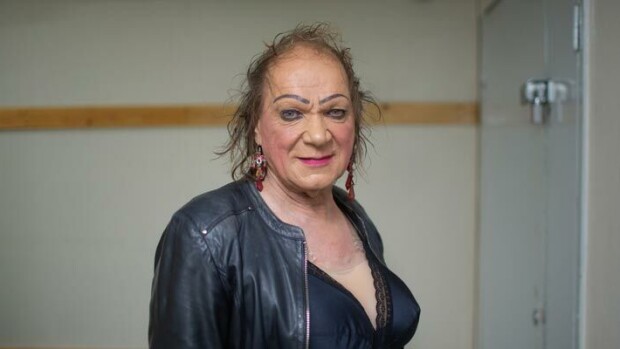 ”Illalla jörnitään hotellilla!” Romutransu Markus Kuotesaho esittelee Heidi-rakkaansa: imuttelua studion sohvalla - kuvat! Romutransu Markus Kuotesaho