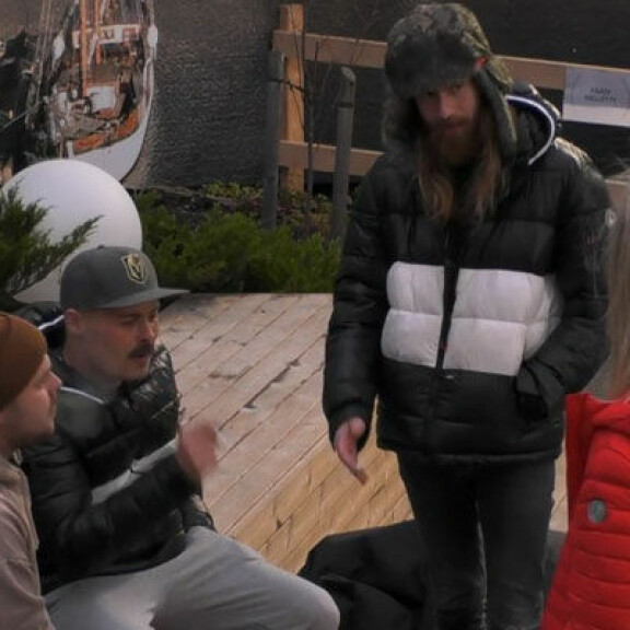 Joel ja Marko istuivat tarkkavaisina, kun Olli-Pekka avautui muista asukkaista. Julia kuvasi puheet videokameralla. bb-valituspiha