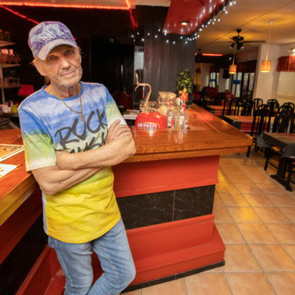 Jorma Kalevi työskentelee ravintoloitsijana Espanjassa. Jorma Kalevi työskentelee ravintoloitsijana Espanjassa.