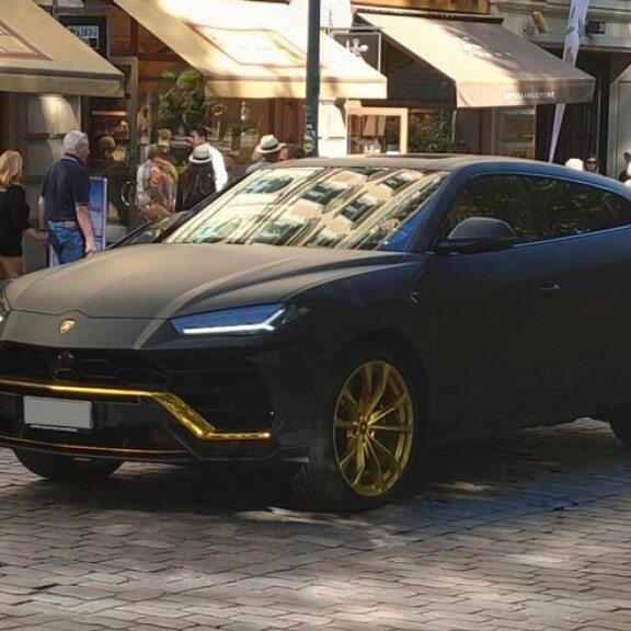 Vesan Lamborghini Urus on vuoden vanha. Siinä on 4-litrainen bensakone, jossa on tehoa 478 kW eli 650 hevosvoimaa. Vesan Lamborghini Urus on vuoden vanha. Siinä on 4-litrainen bensakone, jossa on tehoa 478 kW eli 650 hevosvoimaa.