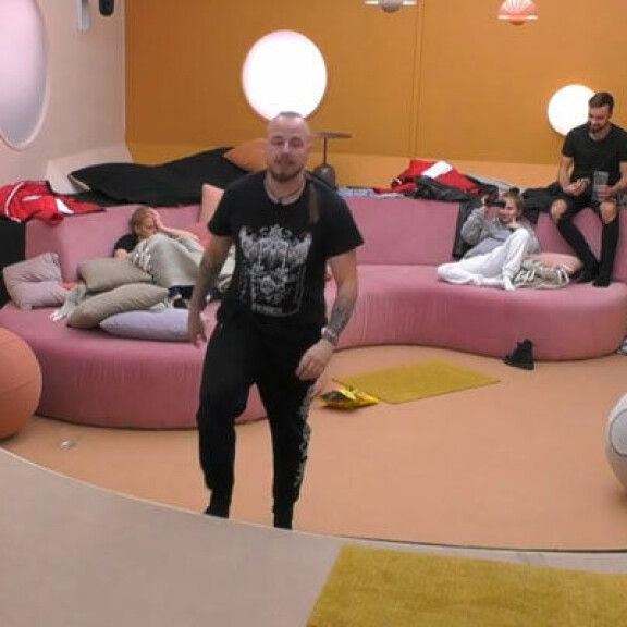 Arttu lähti talsiman keskustelusta pois turhautuneena, kun peitton kääriytynyt Paula piteli päätään. Kristiina kuvasi koko jutun videokameralla. Vili istui sohvan selkänojalla. bb-kaappaus