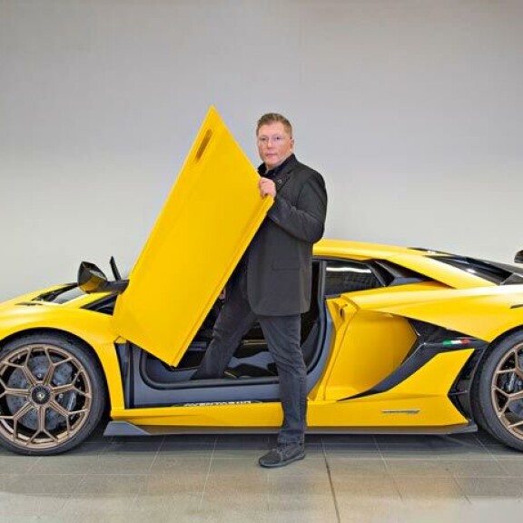 Vesa Keskinen sai toissa viikolla yli miljoona euroa maksaneen Lamborghini Aventador SVJ:n. Lähes 800-hevosvoimaista keltaista kaunotarta on valmistettu vain 900 kappaletta, ja se on Suomessa ainoa laatuaan. Vesa Keskinen sai toissa viikolla yli miljoona euroa maksaneen Lamborghini Aventador SVJ:n. Lähes 800-hevosvoimaista keltaista kaunotarta on valmistettu vain 900 kappaletta, ja se on Suomessa ainoa laatuaan.