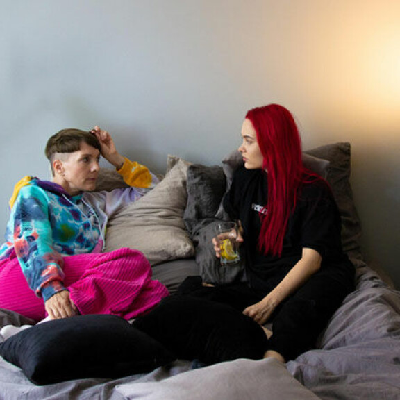 Sanni (oik.) avautuu Marialle seksuaalisuudestaan. Yökylässä Sanni