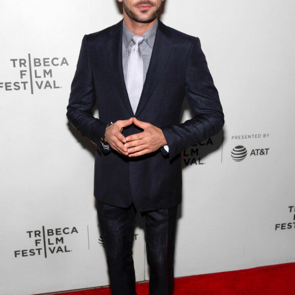 Zac Efron punaisella matolla Tribeca -elokuvafestivaaleilla vuonna 2019. May 02, 2019: Zac Efron attends premiere of Extremely Wicked, Shockingly Evil and Vile movie during Tribeca Film Festivall at BMCC Thea