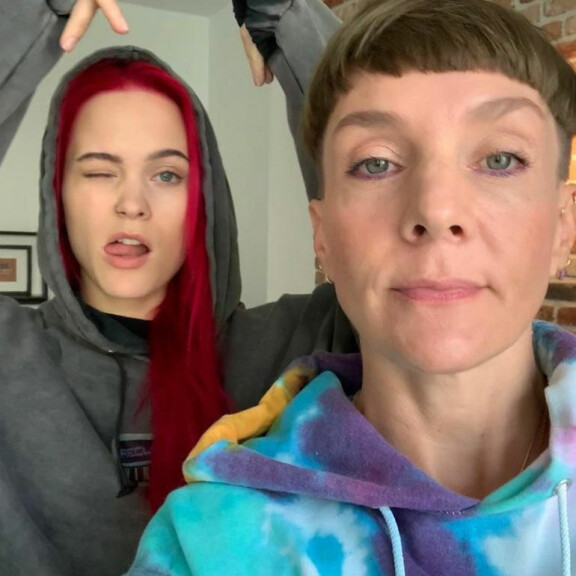 Sanni ja Maria Veitola ottivat yhteisselfien Yökylässä-ohjelman kuvausten yhteydessä. Sanni Yökylässä Maria Veitola