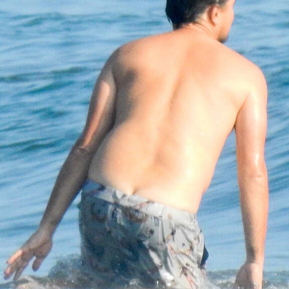 Kukkuu! Leonardo DiCaprion ylisuuret uimahousut eivät olleet pysyä päällä sitten millään - paljastavat paparazzikuvat! Leonardo DiCaprio