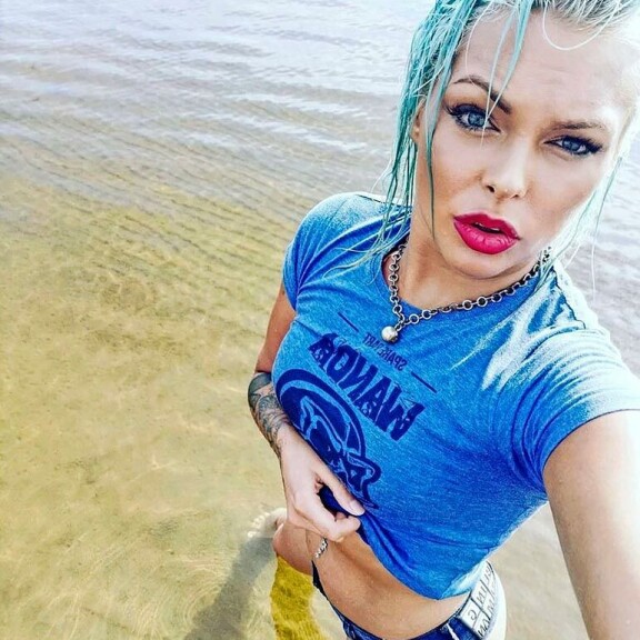 Tosi-tv-tähti Johanna Tiri kertoo, että kohuliikemies otti häneen yhteyttä heti, kun oli eronnut Sofia Belórfista. Johanna oli juuri palannut Karibialta Ex on the beach -sarjan kuvauksista, kun hän tapasi Stefun ja meni saunomaan.