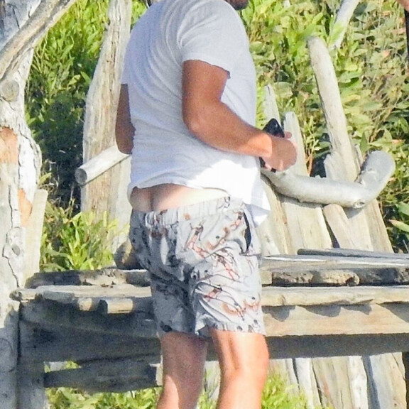 Kukkuu! Leonardo DiCaprion ylisuuret uimahousut eivät olleet pysyä päällä sitten millään - paljastavat paparazzikuvat! Leonardo DiCaprio