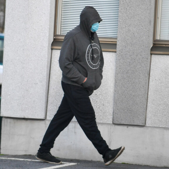 Kolmas syytetyistä lampsi oikeuteen tummanharmaassa hupparissa. Seinäjoki
