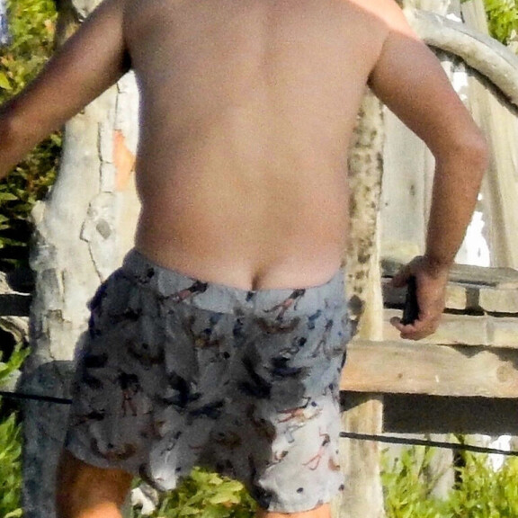 Kukkuu! Leonardo DiCaprion ylisuuret uimahousut eivät olleet pysyä päällä sitten millään - paljastavat paparazzikuvat! Leonardo DiCaprio