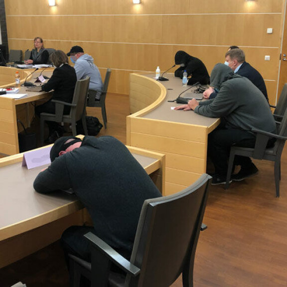 Syytetyt piilottivat päitään huppujen ja hattujen alle. Seinäjoki