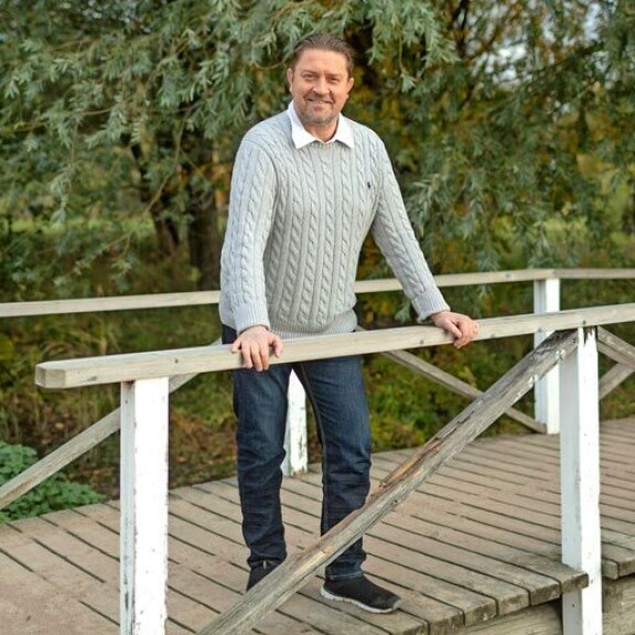 – Ennen olin urbaani ihminen, joka odotti vain yökerhojen ja vip-huoneiden avautumista. Nyt tuollainen ei enää yhtään kiinnosta. Touhu on heittänyt häränpyllyä, Oskari sanoo. – Ennen olin urbaani ihminen, joka odotti vain yökerhojen ja vip-huoneiden avautumista. Nyt tuollainen ei enää yhtään kiinnosta. Touhu on heittänyt häränpyllyä, Oskari sanoo.