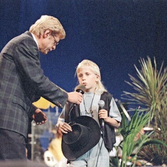 Katsojat muistavat Sepon sydämellisenä juontajana. Konsta voitti kisan vuonna 1994 Sammy Babitzinin kappaleella Daa-da daa-da. Katsojat muistavat Sepon sydämellisenä juontajana. Konsta voitti kisan vuonna 1994 Sammy Babitzinin kappaleella Daa-da daa-da.