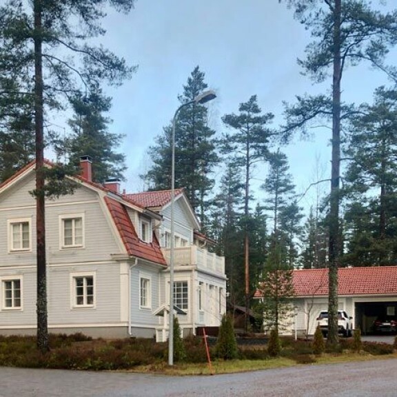 Avioparin arki kuluu nykyisin Nurmijärvellä tässä luksuslemmenpesässä. Avioparin arki kuluu nykyisin Nurmijärvellä tässä luksuslemmenpesässä.