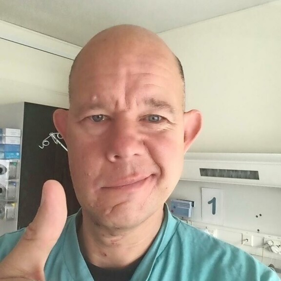 Kaitsu otti selfien sairaalassa, jossa häntä tutkittiin mystisen kasvohalvauksen takia. Kaitsu otti selfien sairaalassa, jossa häntä tutkittiin mystisen kasvohalvauksen takia.