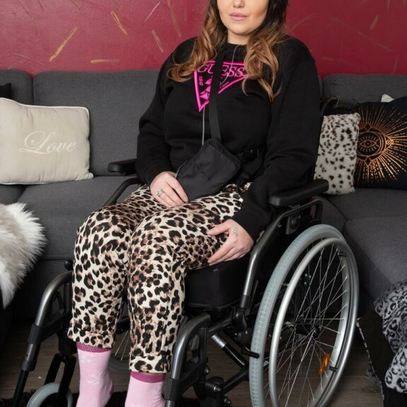 Janita Lukkariselle meni aiemmin kipupumpun kautta suoneen jatkuvasti morfiinia, joka sai hänet hyvin sekavaksi. Nyt tilalle on löydetty uusi kipulääkitys. Janita Lukkariselle meni aiemmin kipupumpun kautta suoneen jatkuvasti morfiinia, joka sai hänet hyvin sekavaksi. Nyt tilalle on löydetty uusi kipulääkitys.