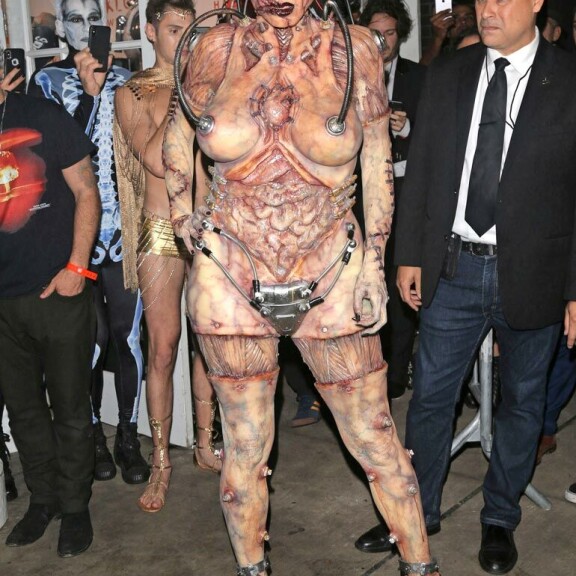 Tunnistatko tätä mummelia huippumalliksi?! Heidi Klum osaa räväyttää halloween-asuillaan – kuvat! Heidi Klum