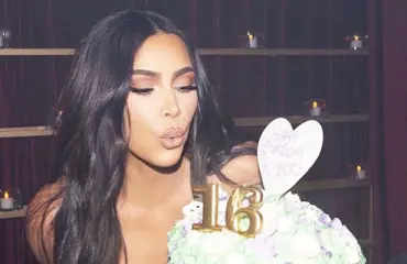 Ei mitään järkeä: tältä näyttää 40 vuotta täyttänyt Kim Kardashian stringibikineissä paratiisirannalla: "Parempi kuin 39!"