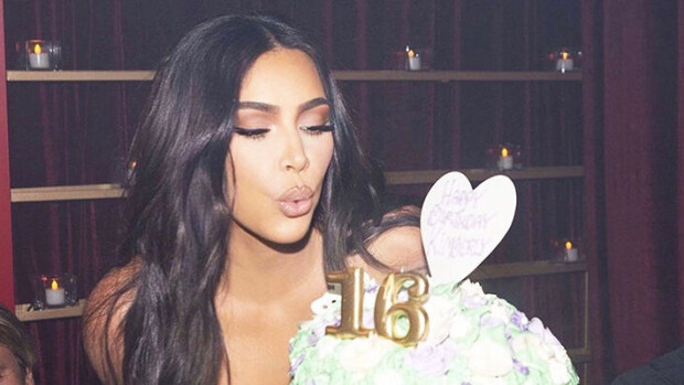 Ei mitään järkeä: tältä näyttää 40 vuotta täyttänyt Kim Kardashian stringibikineissä paratiisirannalla: 'Parempi kuin 39!' Kim Kardashian