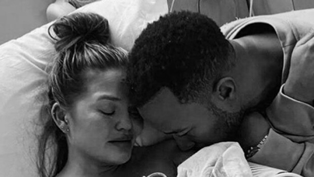 Chrissy Teigenin suuri suru – sai keskenmenon: ”Emme ole koskaan kokeneet tällaista tuskaa” chrissy teigen ja john legend suru