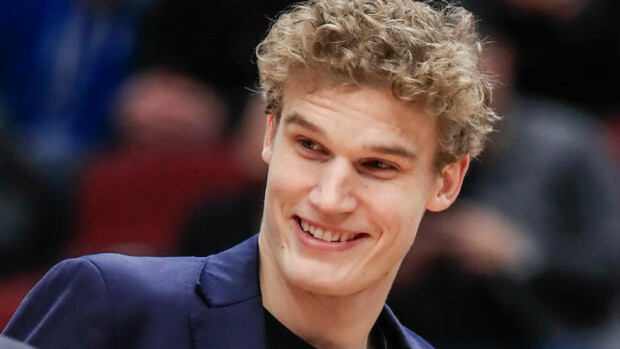 Koripallotähti Lauri Markkasen, 23, toinen lapsi on syntynyt - julkaisi hurmaavan vauvakuvan: 'Tervetuloa perheeseen!' Lauri markkanen