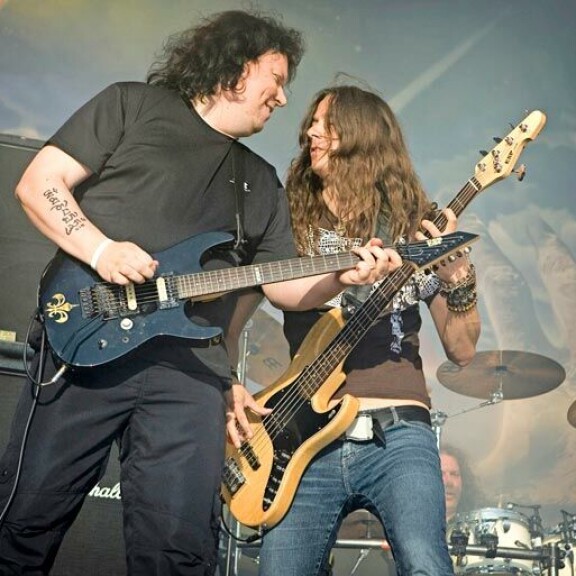 Timo soitti vielä vuonna 2007 Stratovarius-yhtyeessä. Kuvassa myös basisti Lauri Porra, joka ei liity Timon rikosepäilyyn. Timo soitti vielä vuonna 2007 Stratovarius-yhtyeessä. Kuvassa myös basisti Lauri Porra, joka ei liity Timon rikosepäilyyn.