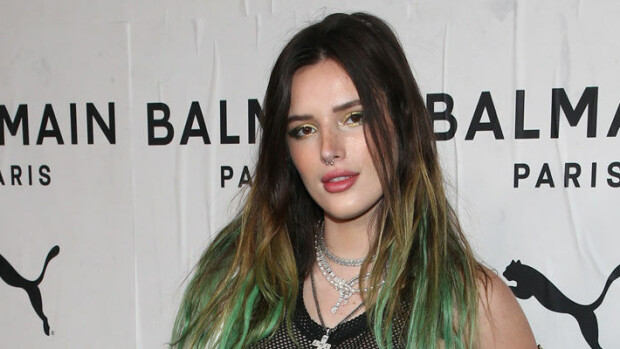 Disney-tähti Bella Thorne kuumottaa eroottisen syötävänä punahilkkana - 'Tätä asua ei isoäiti hyväksy' bella thorne